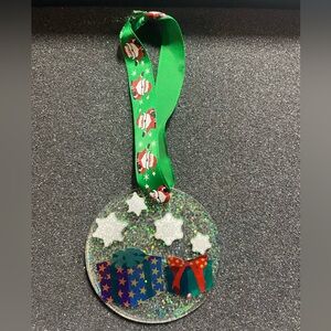 Resin circle present ornament